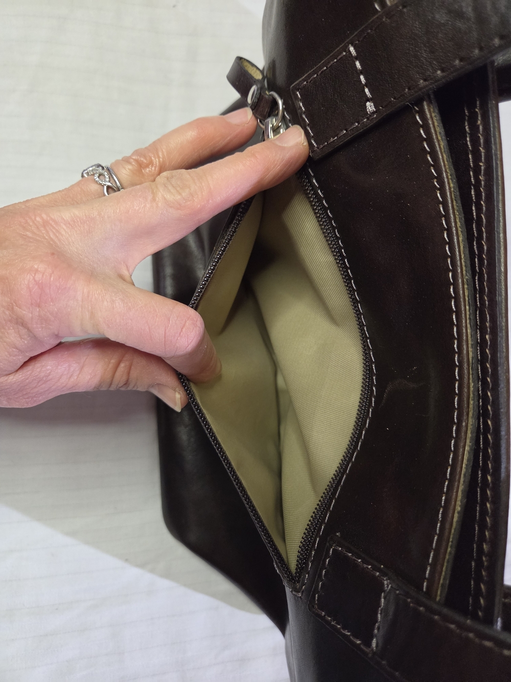 VINTAGE T Nobile Dark Brown Italian Leather Handbag MADE in ITALY. - Picture 7 of 11